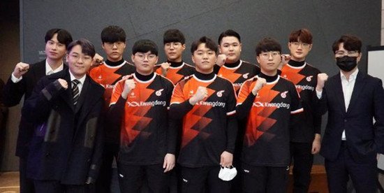 林诗栋，稳！晋级WTT重庆冠军赛男单四强央视新闻客户端.